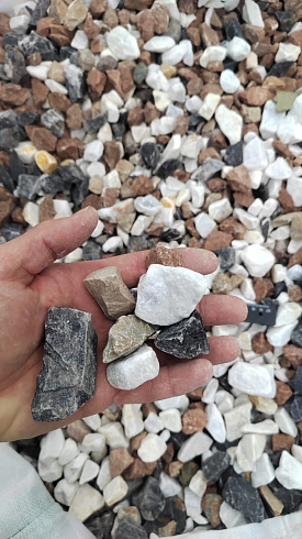 Kamenclub.ru: Мраморная крошка (щебень крошка микс : белый-черный-розовый) фр. 20-40 мм.  купить в Туле мрамор белый, черный, розовый декоративная ландшафтная крошка 12000 руб/т   фото КАМЕНЬ КЛУБ