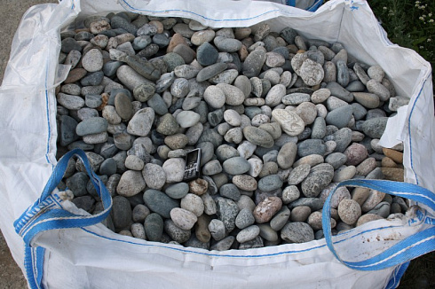 Kamenclub.ru: Галька речная окат (серая) фр.40-60 мм купить  в Туле галька речная серый бежевый рыжий коричневый округлый речной камень 5000 руб/т   фото КАМЕНЬ КЛУБ