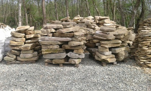 Kamenclub.ru: Песчаник плиты - плахи - пошаговые дорожки (фр. 70-150 мм)  купить в Туле песчаник серый бежевый желтый зеленый колотый песчаник строительный 6500 руб/т   фото КАМЕНЬ КЛУБ