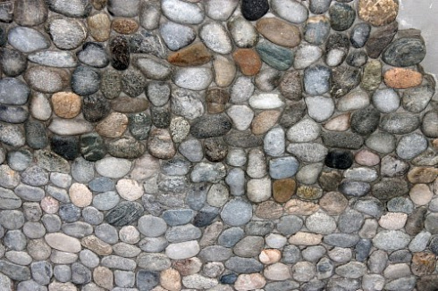 Kamenclub.ru: Галька речная плоская (ассорти) фр. 70-150 мм. купить  в Туле галька галечник серый белый темно-серый синий светло-серый плоская природная галька  9000 руб/т   фото КАМЕНЬ КЛУБ