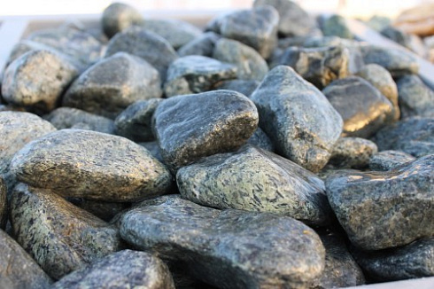 Kamenclub.ru: Щебень галтованный зеленый (змеевик) фр. 50-100 мм.  купить в Туле галтовка мраморная зеленый, салатовый мрамор 12 500 руб/т   фото КАМЕНЬ КЛУБ