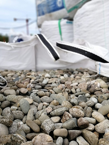 Kamenclub.ru: Галька речная окат (пестрая) фр. 20-40 мм. купить  в Туле галька речная пестрая, серая, серые оттенки галька речная окатанная округлая 5000 руб/т   фото КАМЕНЬ КЛУБ