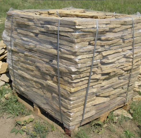 Kamenclub.ru: Песчаник пластушка желтый с рисунком (3 см)  купить в Туле песчаник желтый с рисунком, рыжий, желтый песчаник пластушка ландшафтная рваная 8 500 руб/м3   фото КАМЕНЬ КЛУБ