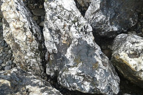 Kamenclub.ru: Черный гранит - кварцит фр. 100-500 мм.  купить в Туле мрамор гранит черный с белыми прожилками, серый, белый валун скальный колотый 7000 руб/т   фото КАМЕНЬ КЛУБ