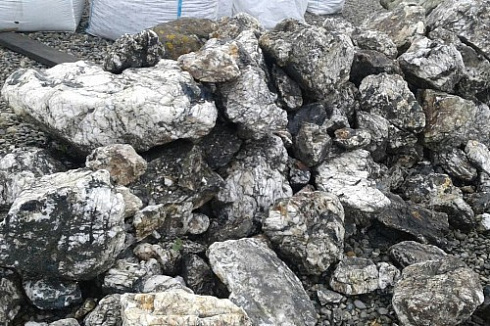 Kamenclub.ru: Черный гранит - кварцит фр. 500-1000 мм.  купить в Туле гранит кварцит черный серый белый скальный колотый валун 9750 руб/т   фото КАМЕНЬ КЛУБ