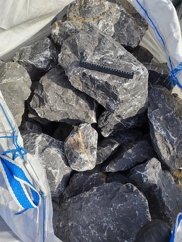 Kamenclub.ru: Черный мрамор скальник фр. 100-500 мм.  купить в Туле мрамор черный белый серый крупный колотый валун ландшафтный 8500 руб/т   фото КАМЕНЬ КЛУБ