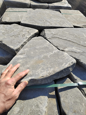 Kamenclub.ru: Песчаник пластушка светло-серый (4,0 - 6,0 см)  купить в Туле плитняк - пластушка светло-серый песчаник 12600 руб/м3   фото КАМЕНЬ КЛУБ