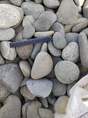 Kamenclub.ru: Галька речная плоская (темно-серая) фр. 70-150 мм. купить в Туле галечник природный темно-серый серый синий речная плоская природная окатанная  9000 руб/т   фото КАМЕНЬ КЛУБ