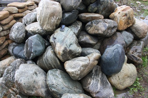 Kamenclub.ru: Речной валун Кабанчик фр.300-500 мм.  купить в Туле крупный природный камень галька серый, темно-серый речной валун галечник масштабный 7000 руб/т   фото КАМЕНЬ КЛУБ