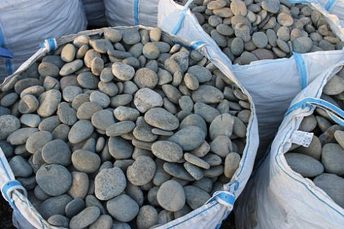 Kamenclub.ru: Галька речная плоская (ассорти) фр. 100-200-300 мм. купить  в Туле галька плоская разноцветная серый белый темно-серый синий речная галька ландшафтная 8000 руб/т   фото КАМЕНЬ КЛУБ