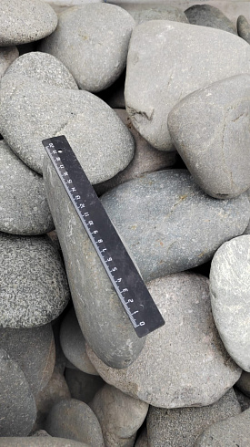 Kamenclub.ru: Галька речная плоская (темно-серая) фр. 70-150 мм. купить  в Туле галечник природный темно-серый серый синий речная плоская природная окатанная  9000 руб/т   фото КАМЕНЬ КЛУБ