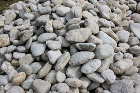 Kamenclub.ru: Бело-серый валунчик фр.100-300 мм.  купить в Туле крупный камень для ландшафта серый, белый бело-серый валун крупная галька 4500 руб/т   фото КАМЕНЬ КЛУБ