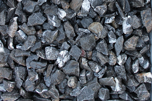 Kamenclub.ru: Щебень крошка черный (мрамор) фр. 40-70 мм.  купить в Туле мрамор черный с белыми прожилками, черный, белый декоративный щебень 11000 руб/т   фото КАМЕНЬ КЛУБ