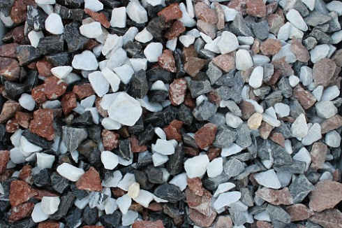 Kamenclub.ru: Мраморная крошка (щебень крошка микс : белый-черный-розовый) фр. 20-40 мм.  купить в Туле мрамор белый, черный, розовый декоративная ландшафтная крошка 12000 руб/т   фото КАМЕНЬ КЛУБ
