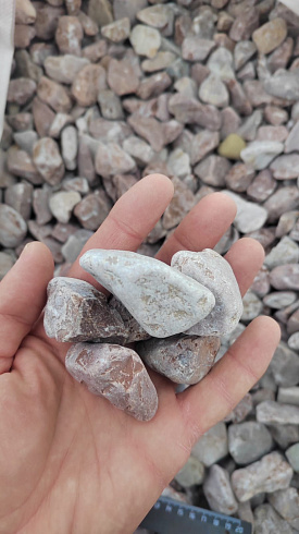 Kamenclub.ru: Мраморная крошка (щебень галтованный розовый) фр.20-40 мм.  купить в Туле мрамор розовый, красный оголтованный округлый щебень  15000 руб/т   фото КАМЕНЬ КЛУБ