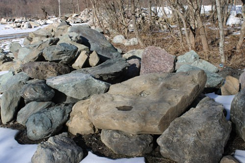 Kamenclub.ru: Гранит скальник (серо-зеленый) фр. 500-1500 мм.  купить в Туле гранит мрамор  серый зеленый темно-серый глыба скальная колотая ландшафтная 7 500 руб/т   фото КАМЕНЬ КЛУБ