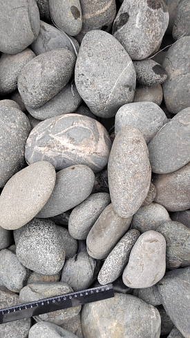 Kamenclub.ru: Галька речная окат (темно-серая) фр. 70-150 мм. купить  в Туле галька речная темно-серая, синяя, серая речная галька округлая  8000 руб/т   фото КАМЕНЬ КЛУБ
