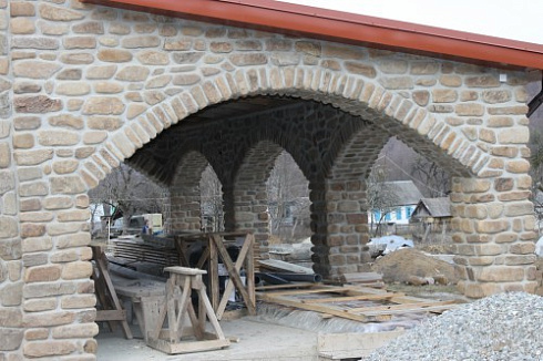 Kamenclub.ru: Песчаник для строительства и кладки блочный (фр 100-200 мм)  купить в Туле песчаник бежевый серый рыжий валун мелкий для строительства песчаник 6500 руб/т   фото КАМЕНЬ КЛУБ