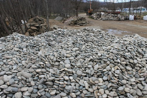 Kamenclub.ru: Галька речная плоская (ассорти) фр. 100-200-300 мм купить  в Туле галька галечник природный серый, белый темно-серый синий рыжий светло-серый природная галька плоская крупная 8000 руб/т   фото КАМЕНЬ КЛУБ