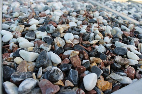 Kamenclub.ru: Мраморная крошка (щебень галтованный микс:белый-черный-розовый-медовый) фр.10-20 мм.  купить в Туле мрамор белый, медовый, черный, розовый мраморный декоративный ландшафтный окатанный округлый галтованный щебень 15500 руб/т   фото КАМЕНЬ КЛУБ