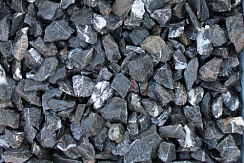 Kamenclub.ru: Щебень крошка черный (мрамор) фр. 5-10 мм.  купить в Туле мрамор черный с белыми прожилками, черный, белый мраморная крошка декоративная ландшафтная 11000 руб/т   фото КАМЕНЬ КЛУБ