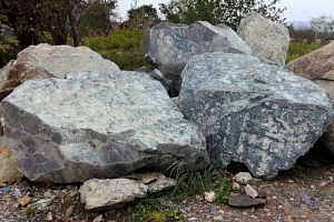 Kamenclub.ru: Змеевик скальник фр. 500-1500 мм.  купить в Туле змеевик зеленый серый черный глыба скальная колотая 7500 руб/т   фото КАМЕНЬ КЛУБ