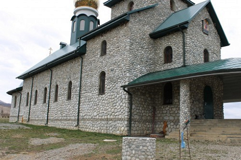 Kamenclub.ru: Галька речная плоская (бело-серая) фр. 100-200-300 мм. купить  в Туле галька речная плоская серый, белый, бело-серый, серо-белый речная галька плоская  9000 руб/т   фото КАМЕНЬ КЛУБ