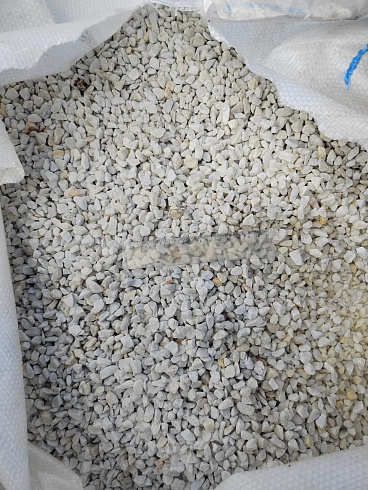 Kamenclub.ru: Мраморная крошка, щебень, цвет-белый, фр. 5-10 мм.  купить в Туле мрамор белый, айвори, молочный мраморная каменная крошка ландшафтная 12000 руб/т   фото КАМЕНЬ КЛУБ