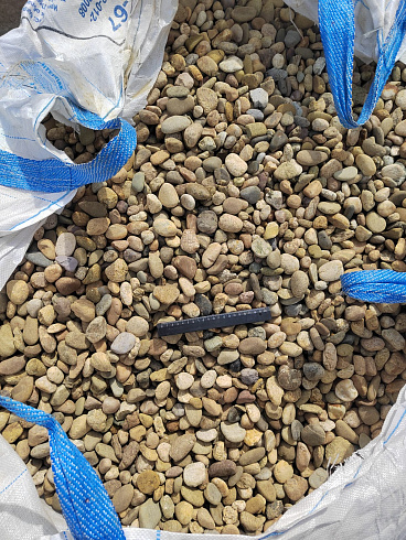 Kamenclub.ru: Галька речная окат рыжая фр. 20-40 мм. купить  в Туле галька речная окатанная рыжая желтая серая округлая речная галька 5000 руб/т   фото КАМЕНЬ КЛУБ