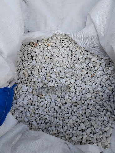Kamenclub.ru: Мраморная крошка, щебень, цвет-белый, фр. 10-20 мм.  купить в Туле мрамор белый, молочный айвори каменная ландшафтная декоративная крошка шебня 12000 руб/т   фото КАМЕНЬ КЛУБ