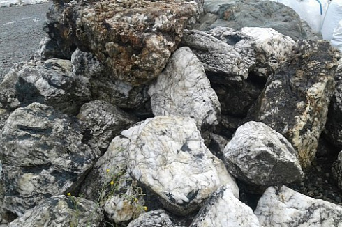 Kamenclub.ru: Черный гранит - кварцит фр. 500-1000 мм.  купить в Туле гранит кварцит черный серый белый скальный колотый валун 9750 руб/т   фото КАМЕНЬ КЛУБ