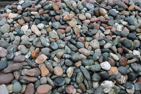 Kamenclub.ru: Галька окат (цветная картошка) фр. 50-100 мм. купить  в Туле галька природная окатанная серый белый цветной синий темно-серый коричневый округлый галечник окатанный 6800 руб/т   фото КАМЕНЬ КЛУБ