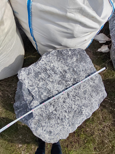 Kamenclub.ru: Черный мрамор скальник фр. 1000-1500 мм.  купить в Туле мрамор черный белый серый крупный колотый валун ландшафтный 9000 руб/т   фото КАМЕНЬ КЛУБ