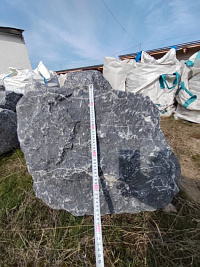 Kamenclub.ru: Черный мрамор скальник фр. 1000-1500 мм.  купить в Туле мрамор черный белый серый крупный колотый валун ландшафтный 9000 руб/т   фото КАМЕНЬ КЛУБ