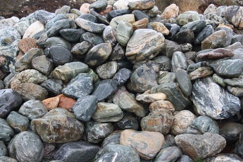 Kamenclub.ru: Ландшафтные валунчики фр.100-500 мм.  купить в Туле крупный природный камень серый, темно-серый, светло-серый речной валун крупный 4800 руб/т   фото КАМЕНЬ КЛУБ