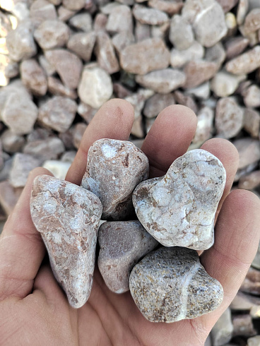 Kamenclub.ru: Мраморная крошка (щебень галтованный розовый) фр.20-40 мм.  купить в Туле мрамор розовый, красный оголтованный округлый щебень  15000 руб/т   фото КАМЕНЬ КЛУБ