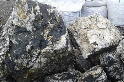 Kamenclub.ru: Черный гранит - кварцит фр. 500-1000 мм.  купить в Туле гранит кварцит черный серый белый скальный колотый валун 9750 руб/т   фото КАМЕНЬ КЛУБ