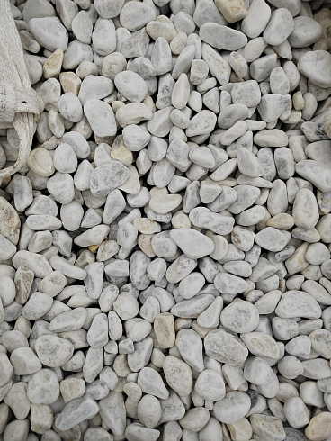 Kamenclub.ru: Мраморная крошка (щебень галтованный белый) фр.40-70 мм.  купить в Туле мрамор белый молочный айвори окатанный округлый природный камень 17000 руб/т   фото КАМЕНЬ КЛУБ