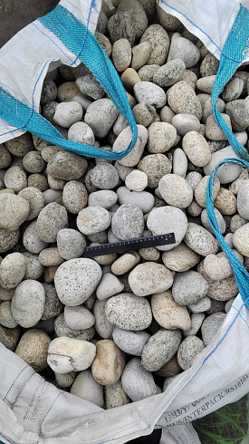 Kamenclub.ru: Галька речная окат (серо-белая) фр. 70-120 мм купить  в Туле галька галечник бело-серая, серо-белая, серая, белая речная природная галька  8000 руб/т   фото КАМЕНЬ КЛУБ