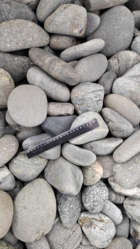 Kamenclub.ru: Галька речная окат (темно-серая) фр. 70-150 мм. купить  в Туле галька речная темно-серая, синяя, серая речная галька округлая  8000 руб/т   фото КАМЕНЬ КЛУБ