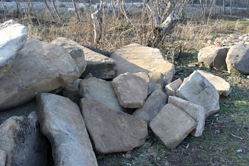 Kamenclub.ru: Песчаник плиты - плахи - пошаговые дорожки (фр. 70-150 мм)  купить в Туле песчаник серый бежевый желтый зеленый колотый песчаник строительный 6500 руб/т   фото КАМЕНЬ КЛУБ