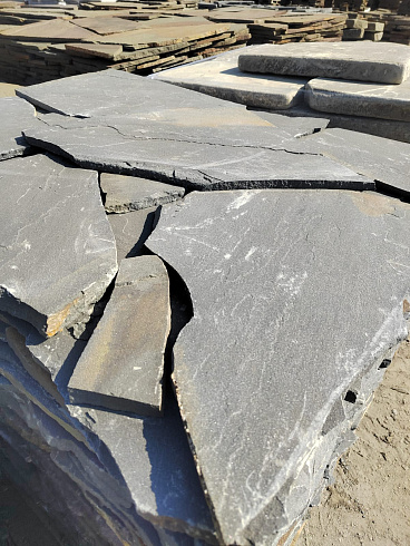 Kamenclub.ru: Песчаник пластушка светло-серый (3,0 см)  купить в Туле песчаник светло-серый, серый песчаник рваный ландшафтный колотый 13800 руб/м3   фото КАМЕНЬ КЛУБ