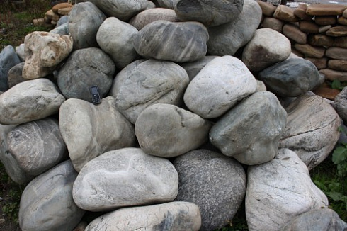Kamenclub.ru: Речной валун Кабанчик фр.300-500 мм.  купить в Туле крупный природный камень галька серый, темно-серый речной валун галечник масштабный 7000 руб/т   фото КАМЕНЬ КЛУБ