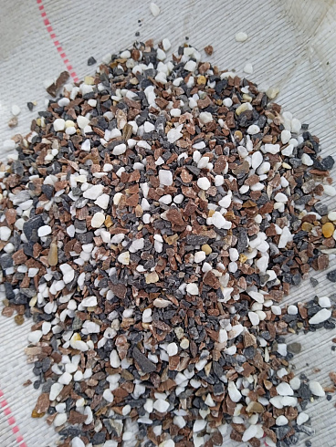 Kamenclub.ru: Мраморная крошка (щебень крошка микс : белый-черный-розовый) фр. 3-5 мм.  купить в Туле мрамор белый, черный, розовый, разноцветный мраморная каменная крошка декорвтивная 12000 руб/т   фото КАМЕНЬ КЛУБ