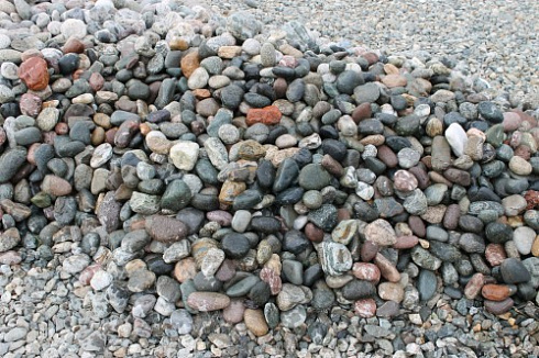 Kamenclub.ru: Галька окат (цветная картошка) фр. 50-100 мм. купить  в Туле галька природная окатанная серый белый цветной синий темно-серый коричневый округлый галечник окатанный 6800 руб/т   фото КАМЕНЬ КЛУБ