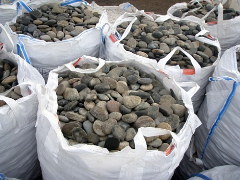 Kamenclub.ru: Галька речная плоская (ассорти) фр. 70-150 мм. купить  в Туле галька галечник серый белый темно-серый синий светло-серый плоская природная галька  9000 руб/т   фото КАМЕНЬ КЛУБ
