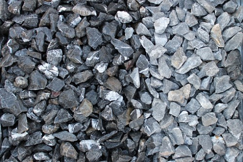 Kamenclub.ru: Щебень крошка черный (мрамор) фр. 20-40 мм.  купить в Туле мрамор черный с белыми прожилками мраморная каменная крошка 11000 руб/т   фото КАМЕНЬ КЛУБ