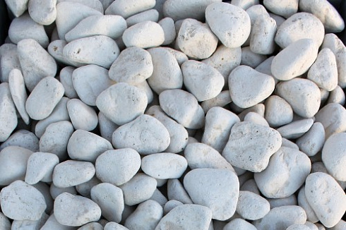 Kamenclub.ru: Мраморная крошка (щебень галтованный белый) фр.40-70 мм.  купить в Туле мрамор белый молочный айвори окатанный округлый природный камень 17000 руб/т   фото КАМЕНЬ КЛУБ