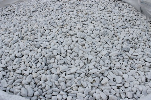 Kamenclub.ru: Мраморная крошка (щебень галтованный белый) фр.10-20 мм.  купить в Туле мрамор белый, молочный, айвори окатанный округлый декоративный ландшафтный щебень 17000 руб/т   фото КАМЕНЬ КЛУБ