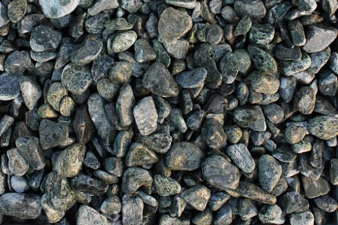 Kamenclub.ru: Щебень галтованный зеленый (змеевик) фр. 20-40 мм.  купить в Туле мрамор зеленый, салатовый оголтованный щебень мраморный 12500 руб/т   фото КАМЕНЬ КЛУБ